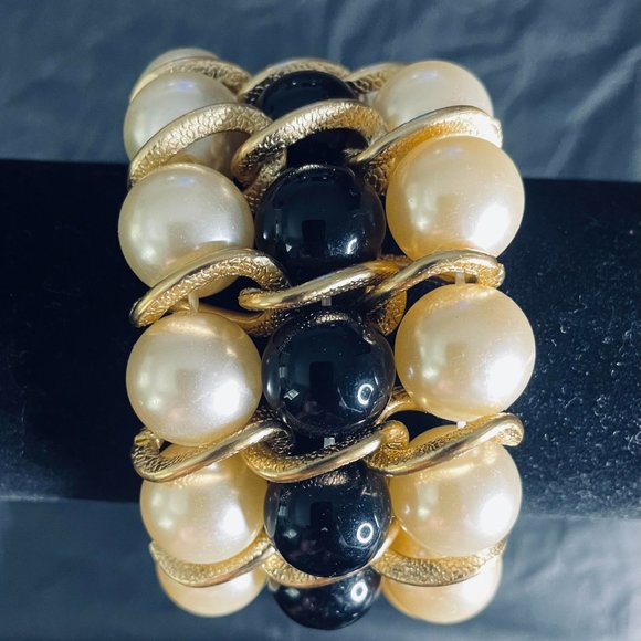 Women's Pearl Bracelet - Picture 2 of 4